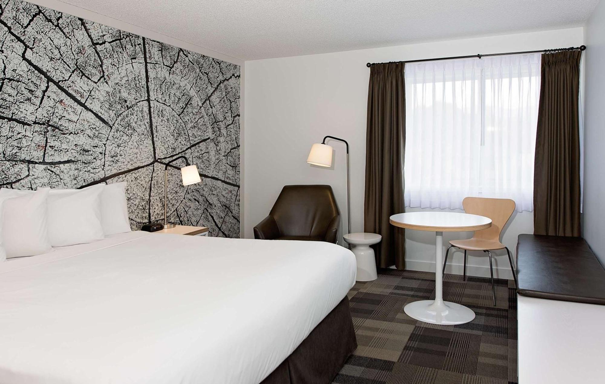 Coast Canmore Hotel & Conference Centre Экстерьер фото
